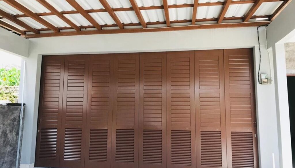 pintu-garasi-wina-ss-tropis-minimalis